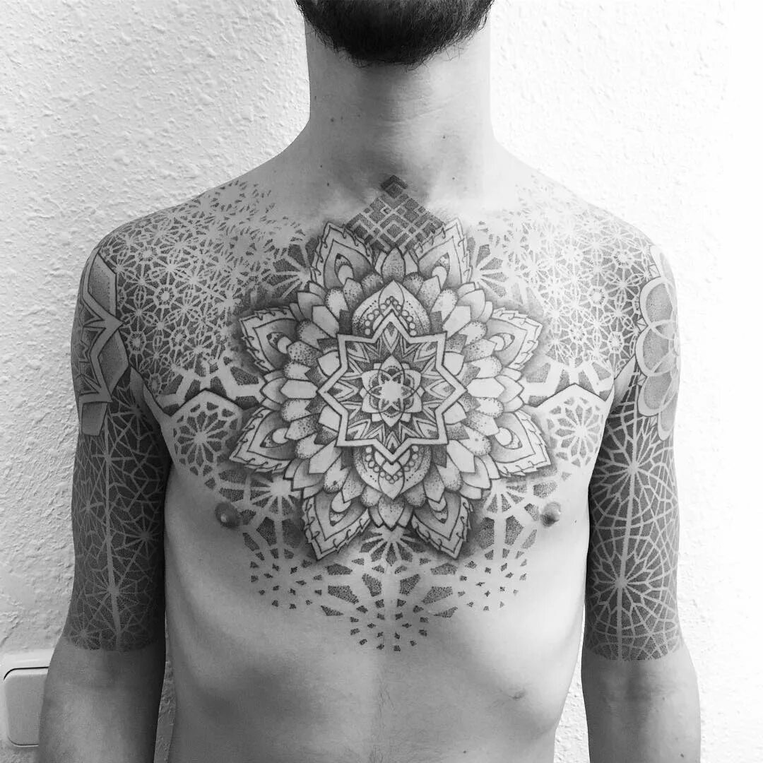 сакральные татуировки. мандала тату. сакральная геометрия тату грудь. сакральные тату. сакральная геометрия тату на спине.