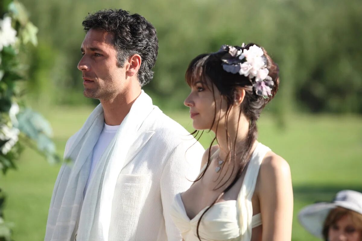 Жених и невеста со спины. Невеста. Сандра буллок the proposal. Большие мальчики поженились. Свадьба без любви.