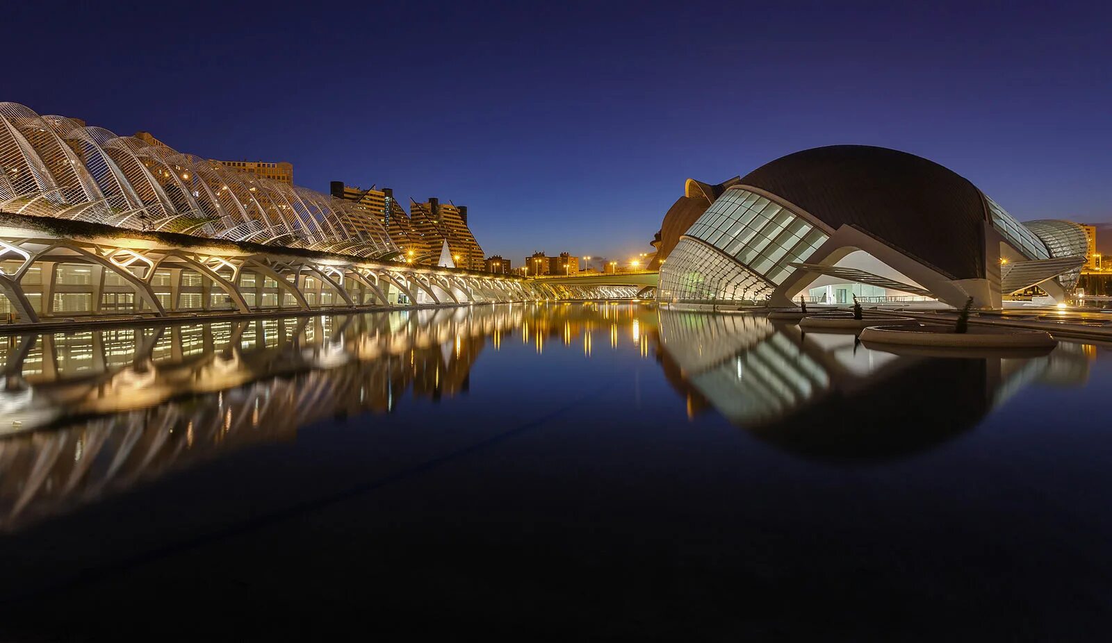 L'Hemisfèric. Валенсия, Испания. Город искусств и наук. La ciudad de las Artes y las ciencias океанариум. Музей истории Валенсии.