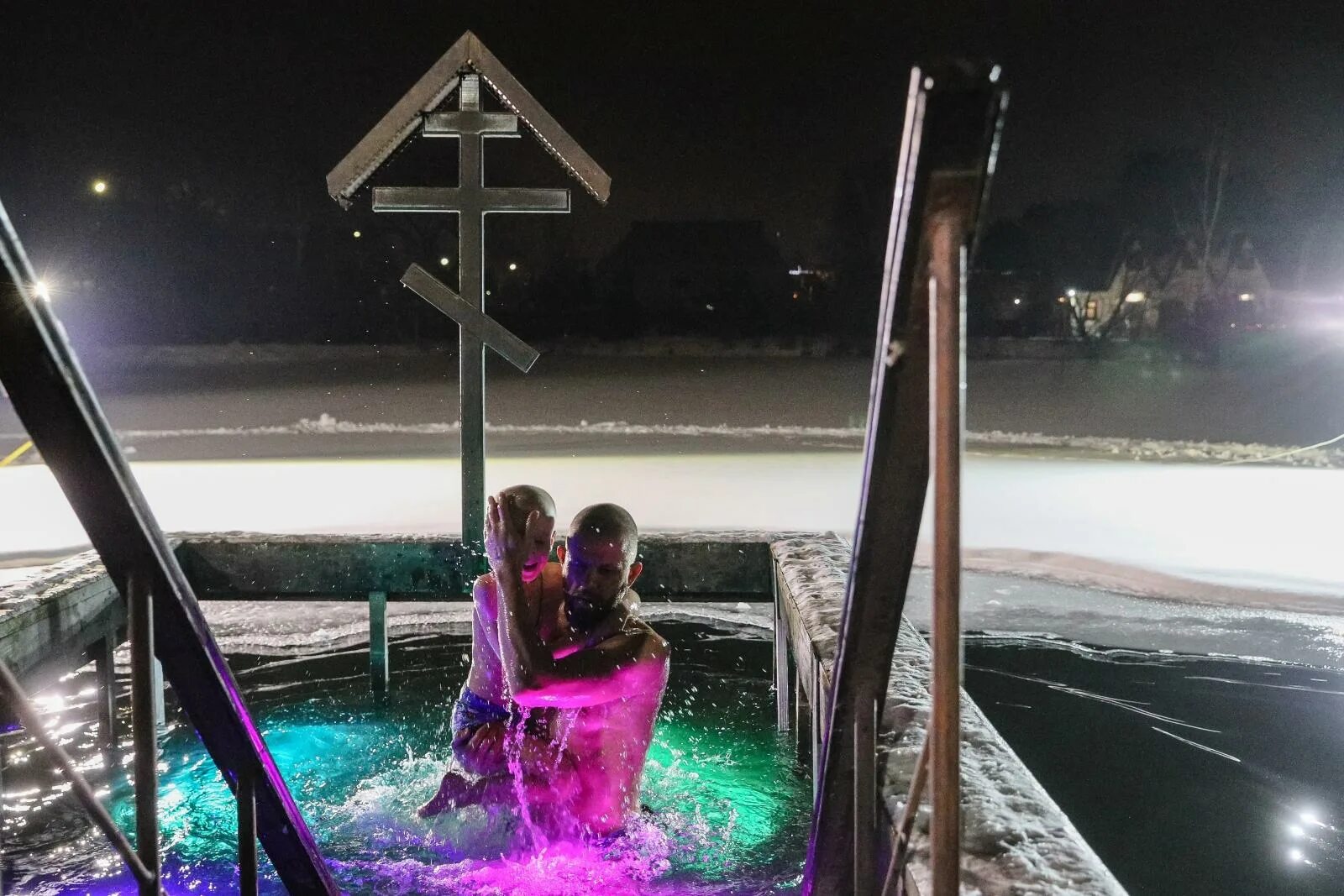 Крещение в белоруссии. Крещенские купания на пруду. Прорубь в деревне. Крещение в белоруссии. Крещение в церкви.