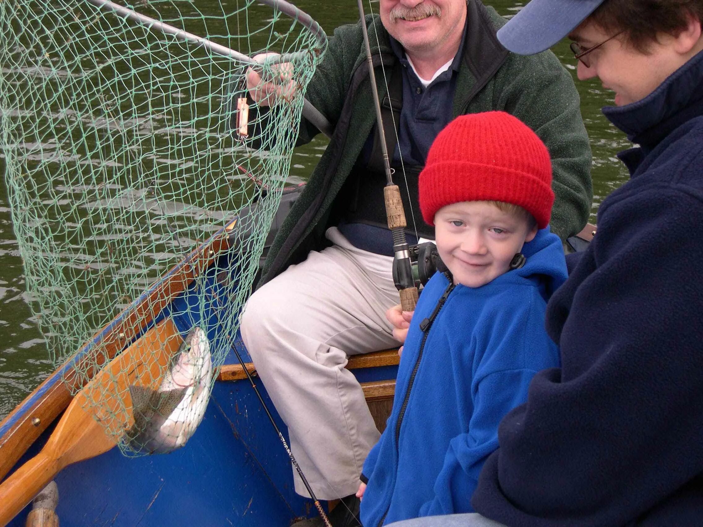 Ловят подростков. Дети на рыбалке. Дети ловят рыбу. Ребенок Рыбак. Мальчик на рыбалке.