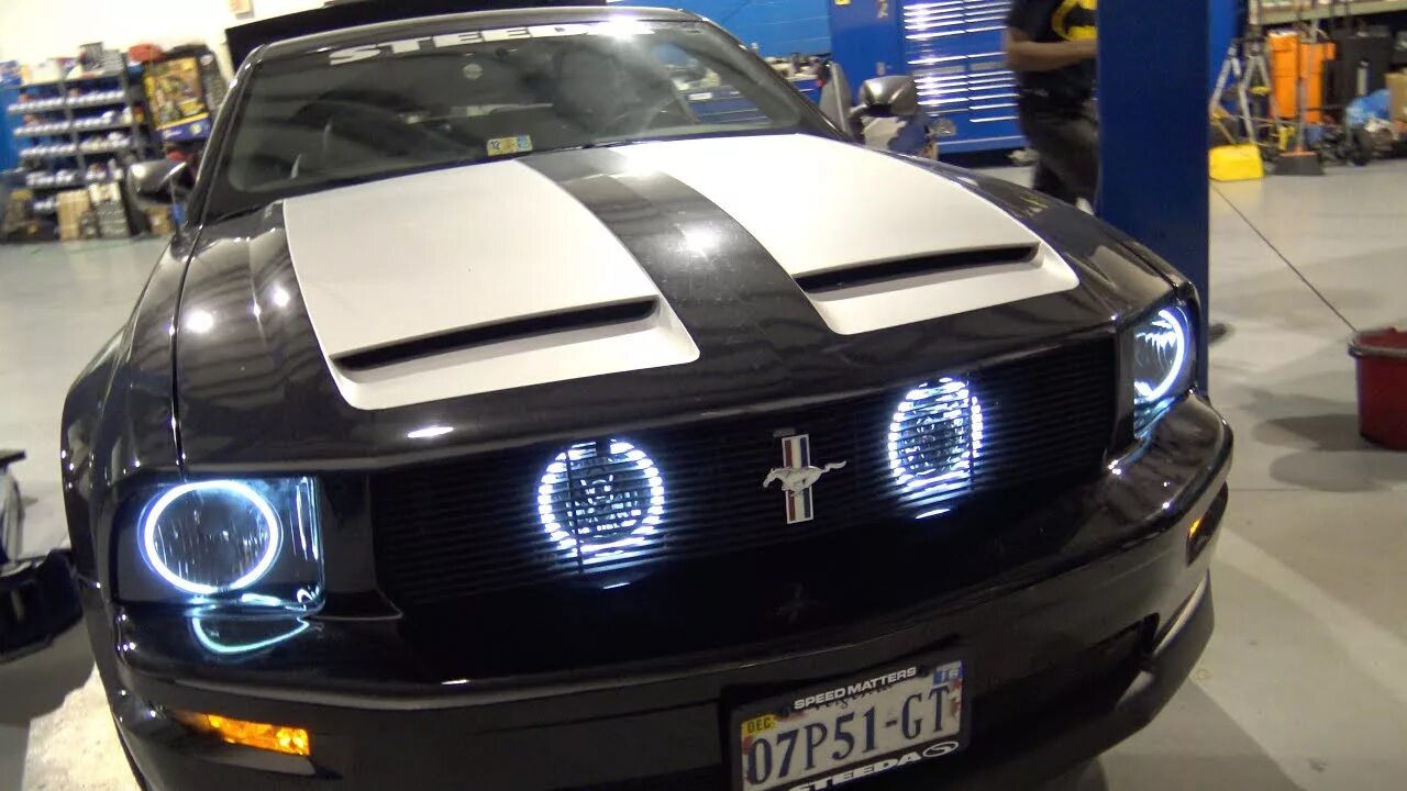 Глазки авто. Фары Форд Мустанг 2005. Ford Mustang Headlights. Ford Mustang 2005 линзы. Mustang 2006 ангельские глазки.