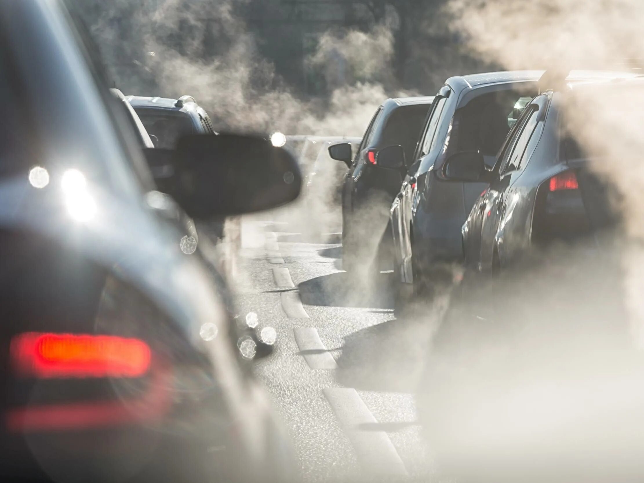 Выхлопные газы автомобилей воздух. Загрязнение воздуха машинами. Машины загрязняют воздух. Автомобильные выхлопы. Выхлопные ГАЗЫ автотранспорта.
