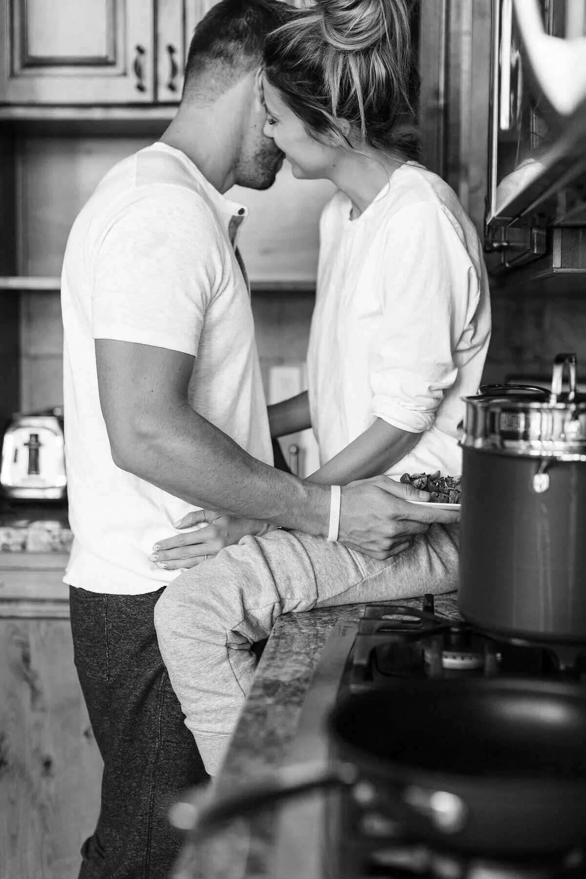 Парень и девушка на кухне. Фото поцелуи влюбленных. На пару с кем то как. Красивая пара. Пара фотопортрет.