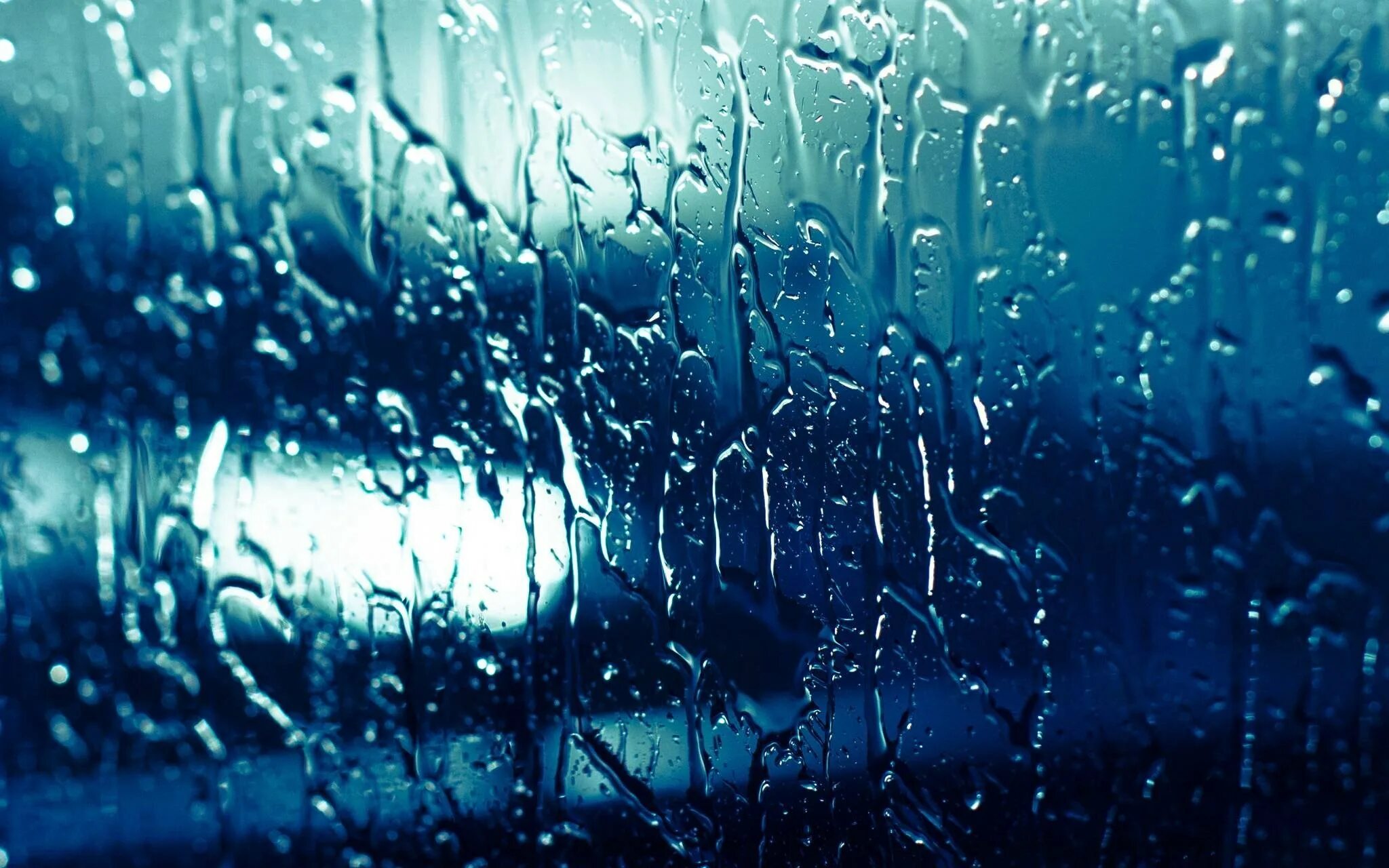 Дождь за окном. Капли на стекле машины ночь. Дождливый город. Дождь фон. Дождливый фон.