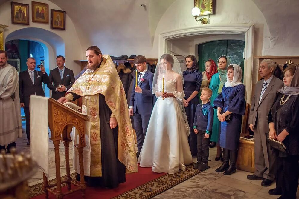 Венчание в церкви. Гости на венчании одежда. Венчание гости. Венчание в храме гости. Можно в церковь в штанах женщинам