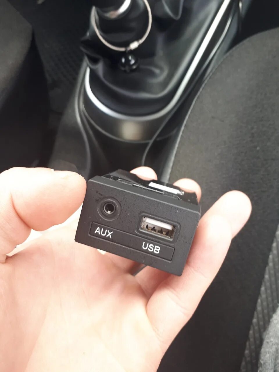 Панель usb aux. Блок usb aux solaris 2015. aux разъем солярис 2. hyundai solaris 2013 aux разъем. солярис usb aux.