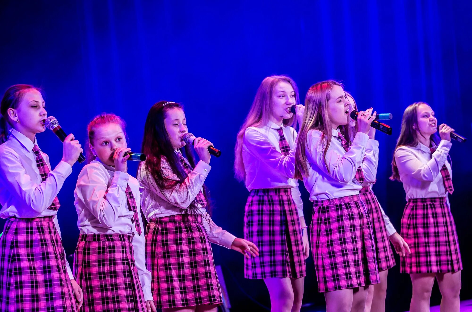 детский вокальный ансамбль. костюмы для вокального ансамбля. костюмы для детского вокального коллектива. костюмы для вокальной группы. детство вокальный ансамбль индиго.