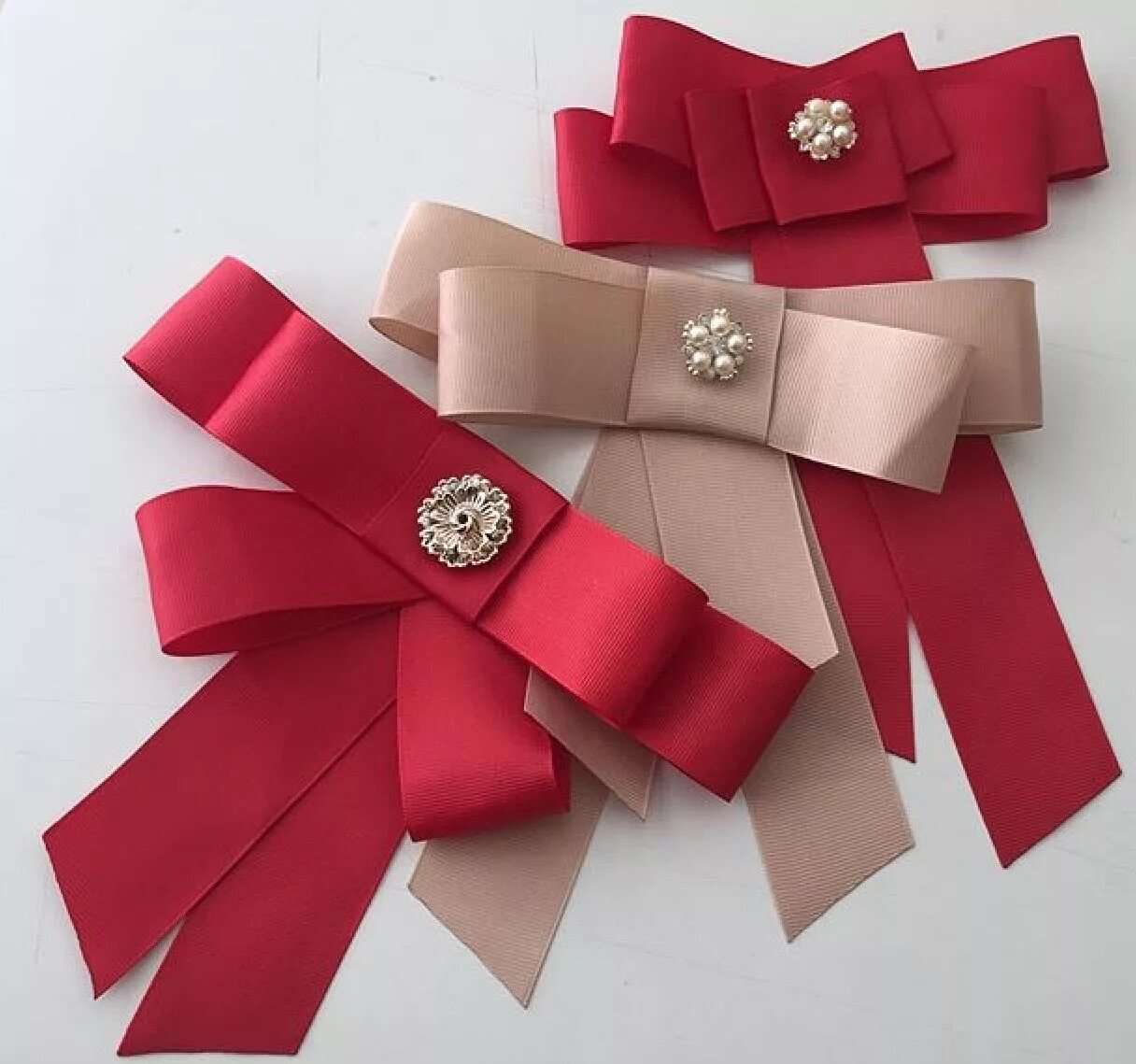 Техника плоский бант увеличение. Брошь бант. Брошь бант из ткани. Плоский бант. Броши бантик из лент бантики.