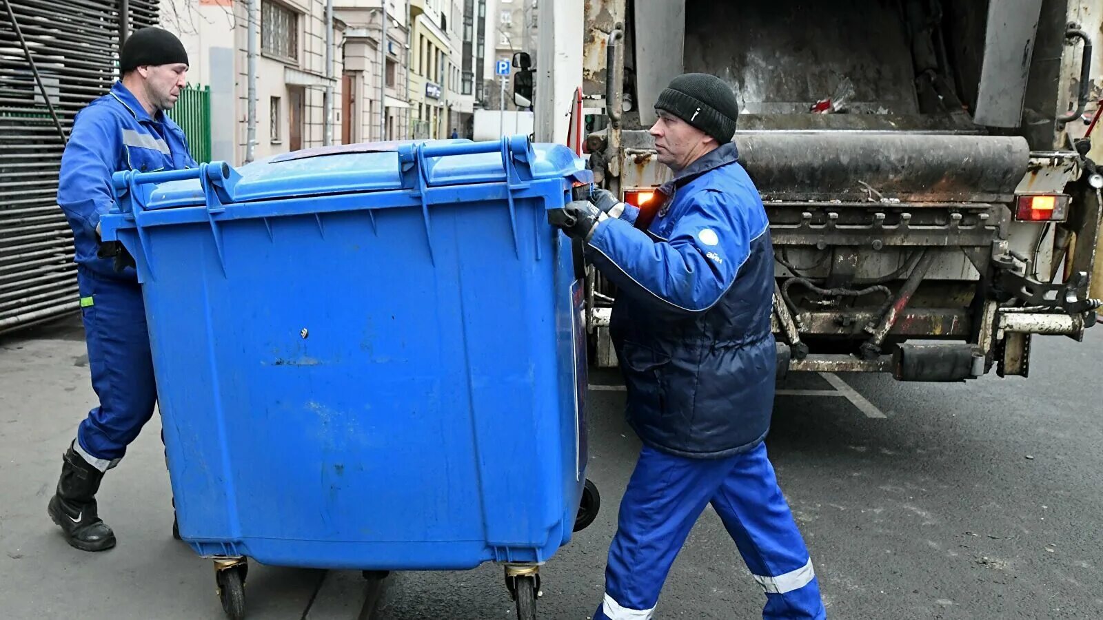 Тко пенсионерам. Контейнеры для ТБО И ТКО. Вывоз мусора. Мусоровоз с мусорным баком. Новые мусорные контейнеры.