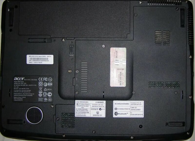 Ноутбук снизу. Задняя панель ноутбука Acer. Нижняя крышка ноутбука ASUS. Ноутбук Асер задняя крышка. Acer TRAVELMATE b116 нижняя часть ноутбука.