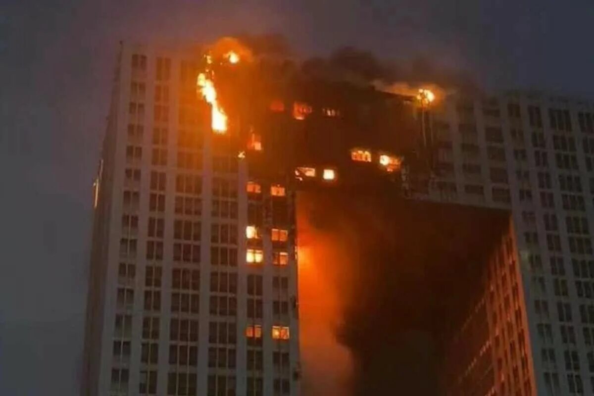 Горит небоскреб. В Китае горит высотка. Пожар в Китае 2021. Пожар небоскреба в Китае.