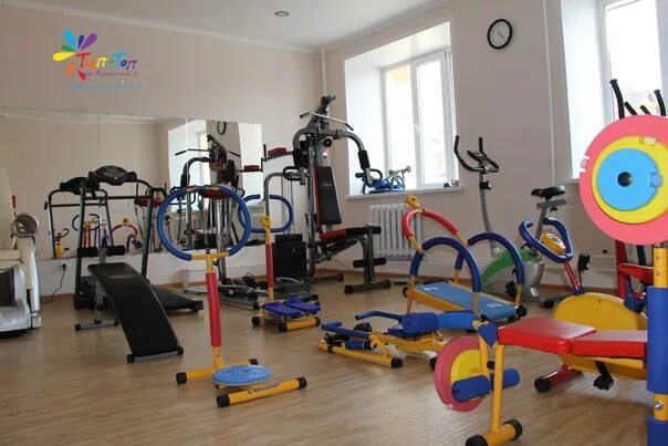 тренажеры в зале детские. спортзал для малышей. занятия на тренажерах. детские тренажерные залы. мальчики в тренажерном зале.