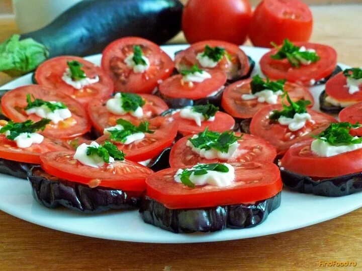 баклажаны с помидорами и чесноком на сковороде. жареные баклажаны с помидорами. баклажаны жареные на сковороде с чесноком и помидорами. тушеные баклажаны.