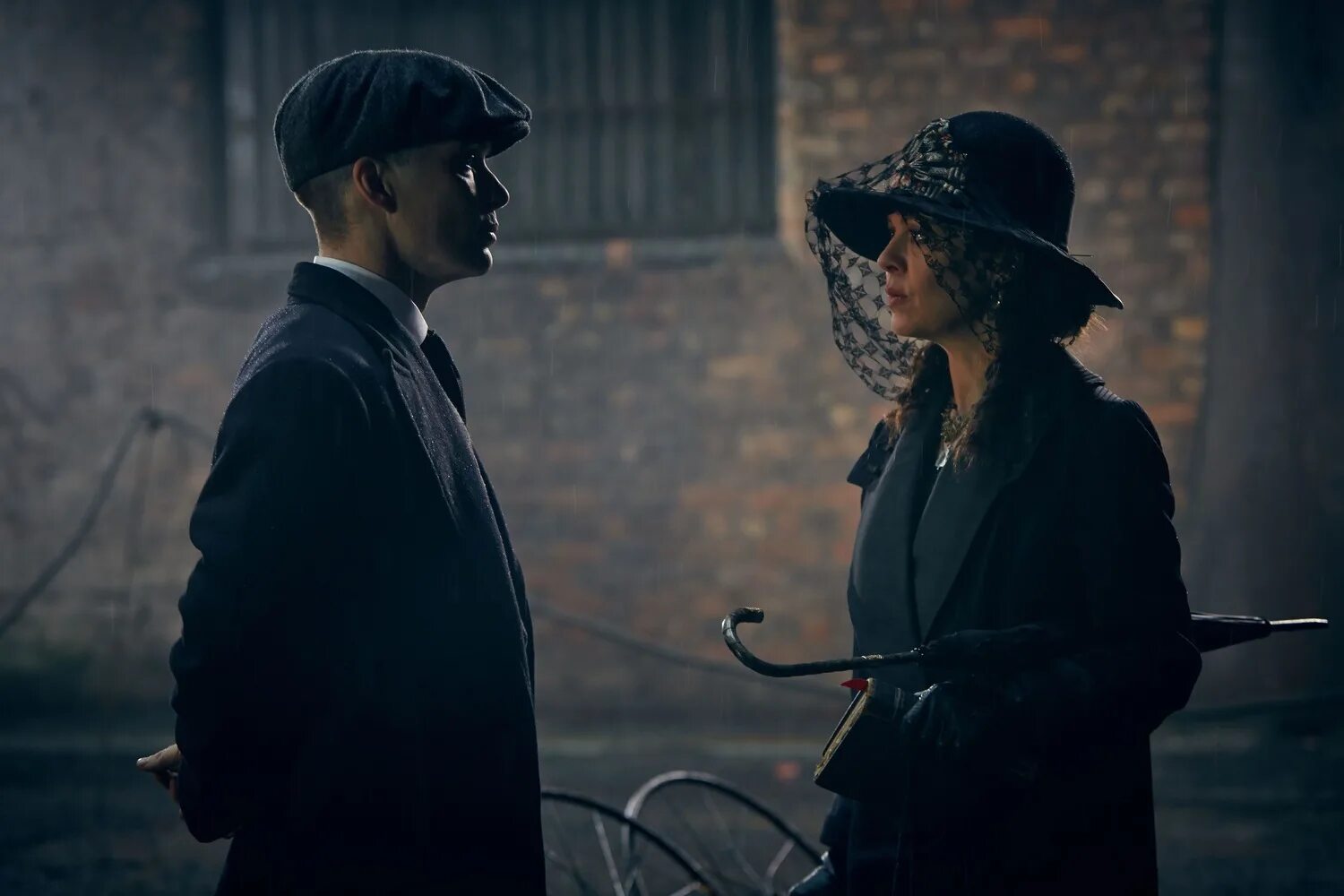 Острые козырьки. Острые козырьки Peaky Blinders, сериал, с 2013. Хелен МАККРОРИ И Киллиан Мерфи острые козырьки. Сериал острые козырьки 2 сезон. Хелен МАККРОРИ острые козырьки 1 сезон.