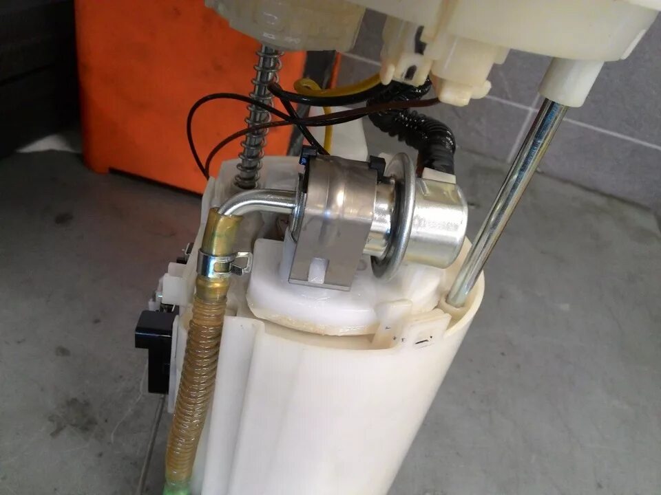 Топливный регулятор ваз 2110. Регулятор бензонасоса. Бензонасос рено логан 2 штуцера. Бензонасос на мазду cx-7. Клапан рдт приора бензонасос.