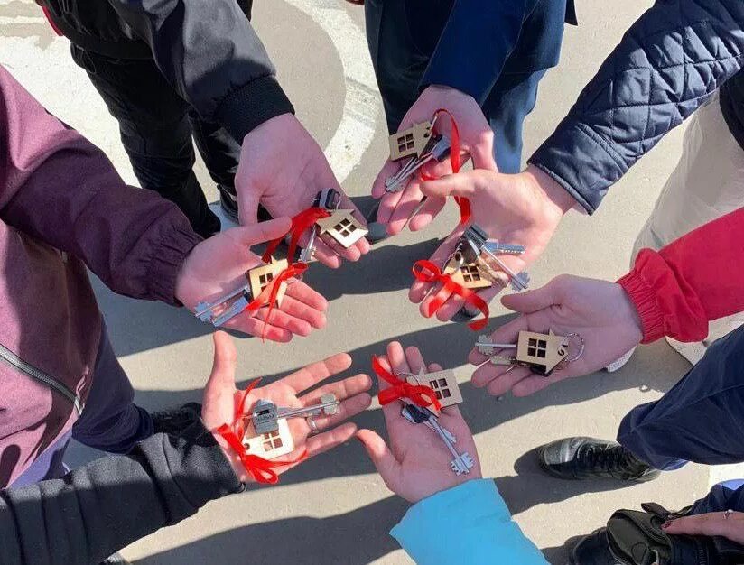 Жилье для детей сирот. Многоквартирный дом с ключами. Нуждаются в жилье. Ребенок с ключами от квартиры. Приобретение жилого помещения для детей сирот.