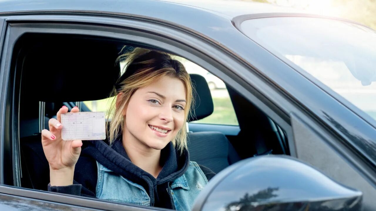 Drive a car she напиши. Девушка с водительскими правами. Фото с водительскими правами. Селфи с водительскими правами.