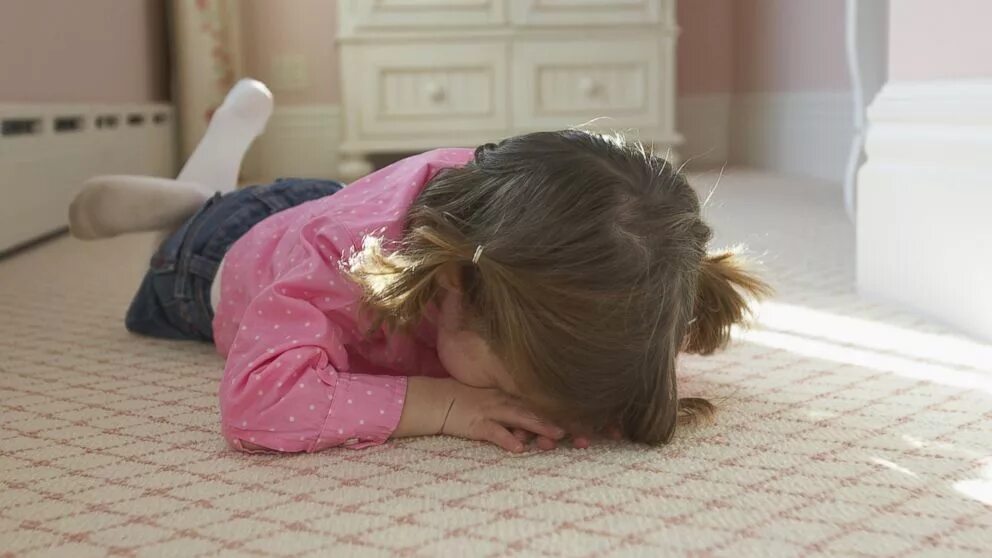 Малыш упал. Пол ребенка. Малыш упал. Капризный ребенок рисунок. Ребенок истерит падает на пол.