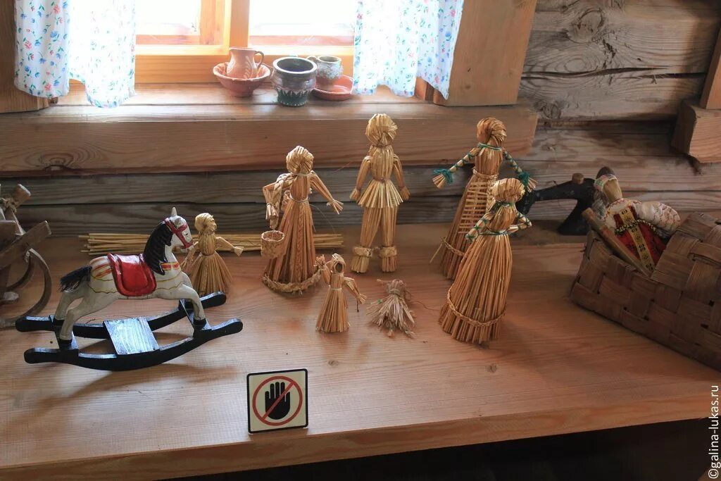 Деревянная кукла одна из первых игрушек впр. Музей игрушки Великий Новгород. Деревянная кукла. Древние игрушки. Старинные деревянные игрушки.