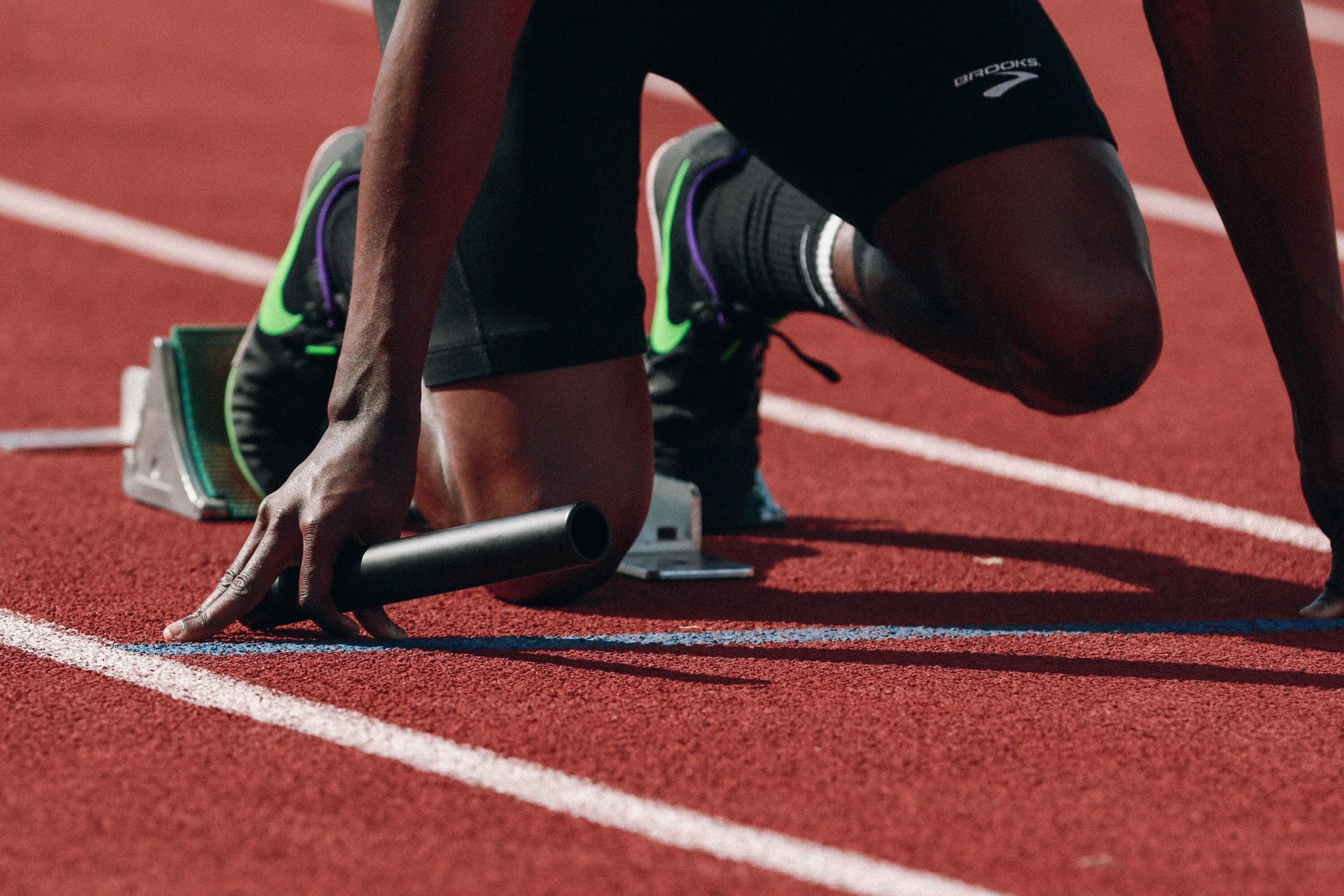 It s time to run. Спринтерский бег в легкой атлетике. Спринтерский бег спринт. Спринтерский бег низкий старт. Эстафетный бег старт.