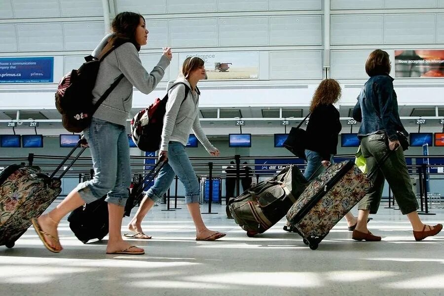 Граждане рф переезжающие. Туристы в аэропорту. Люди с чемоданами в аэропорту. Путешественник в аэропорту. Отдыхающие в аэропорту.
