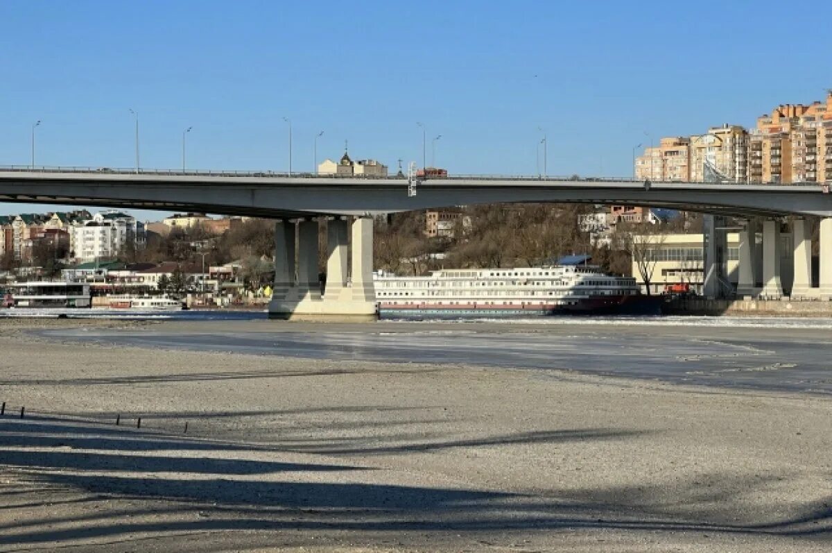 4 декабря ростов на дону. Река Дон обмелела. Ростов на Дону река. Ворошиловский мост. Гололед на Ворошиловском мосту.