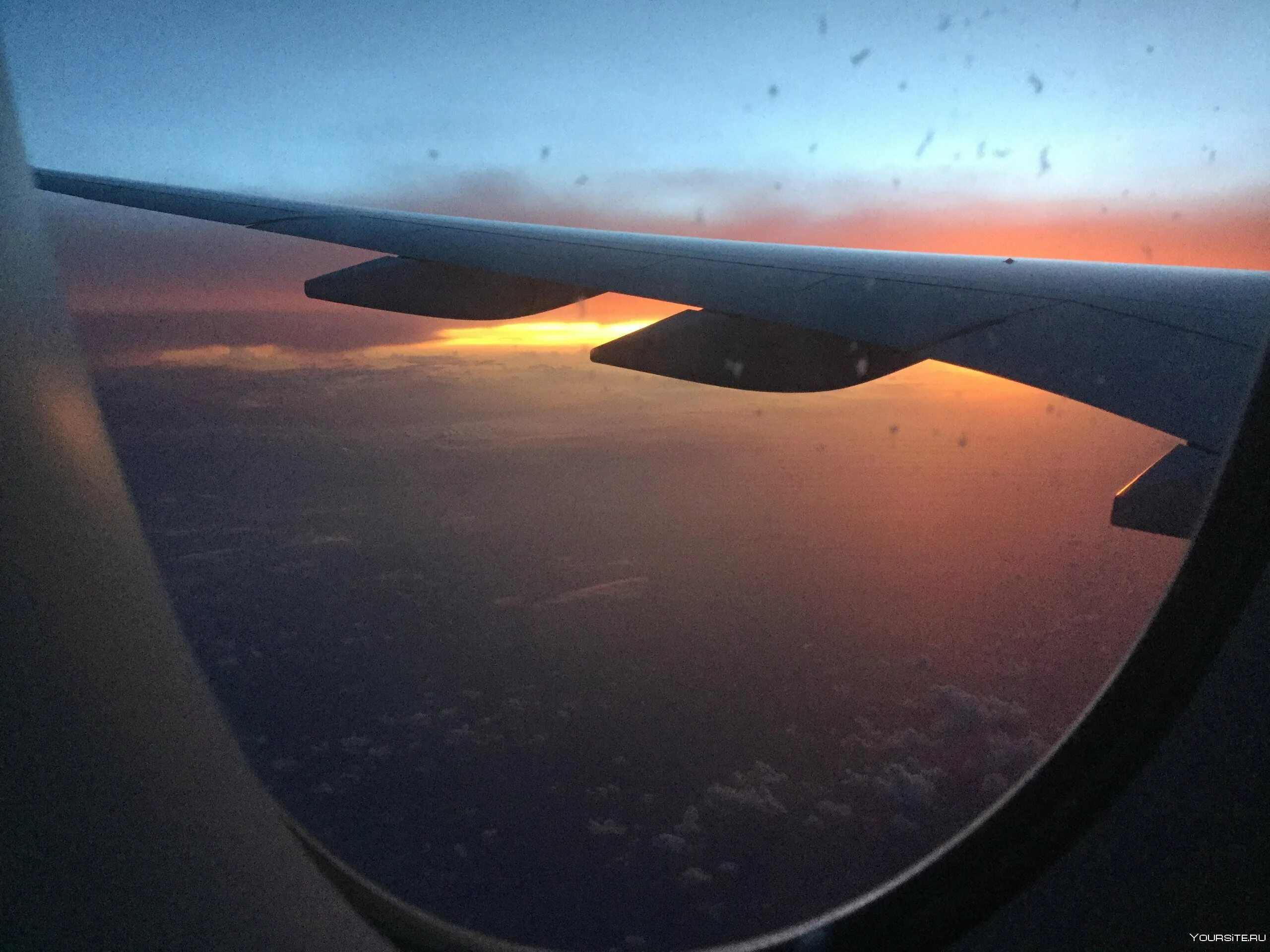 Иллюминатор самолета ночью. Эмирейтс иллюминатор. Иллюминатор самолета ночью. Иллюминатор самолета туполева. Боинг 737 вид из иллюминатора 7а.