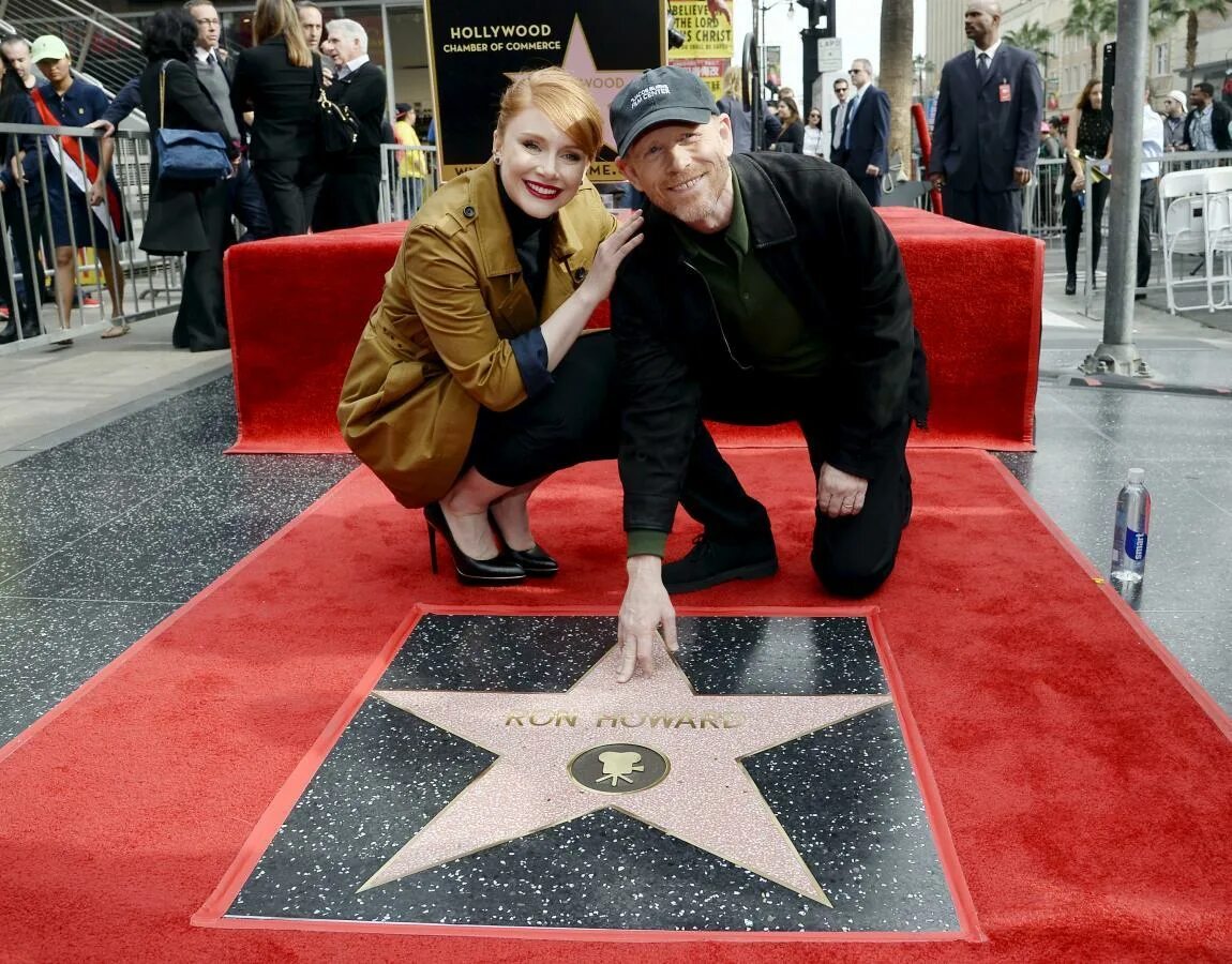 Вин дизель звезда на аллее славы. Джим парсонс аллея славы. Звезда на аллее славы в голливуде. Линкин парк звезда на аллее славы в голливуде. Голливудская звезда на аллее славы.