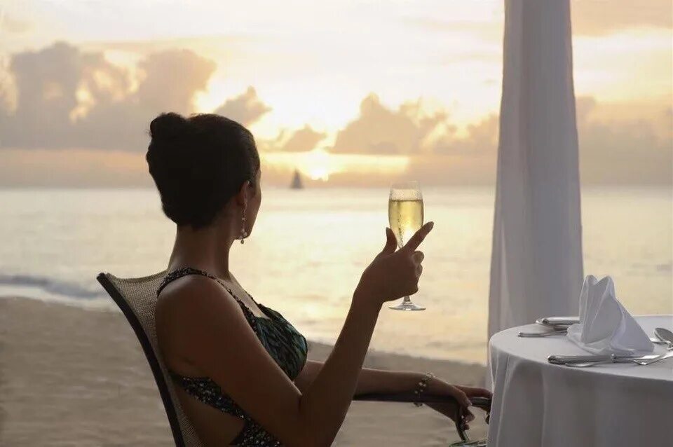 Пишешь мечту а богатые люди исполняют. Девушка с бокалом вина на море. Женщина на море с бокалом. Девушка в ресторане на море. Девушка на берегу моря.