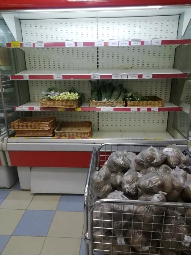 Shop 2023. Российские магазины продуктов. Продукты в магазине Россия. Под продукты в магазине. Большие коробки из под продуктовый магазин.