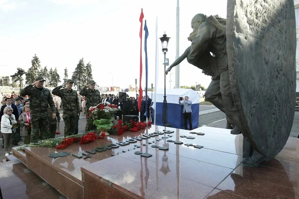 Беслан 3 сентября 2004 памятник. Памятники бесланской трагедии. Памятник жертвам теракта в Беслане.