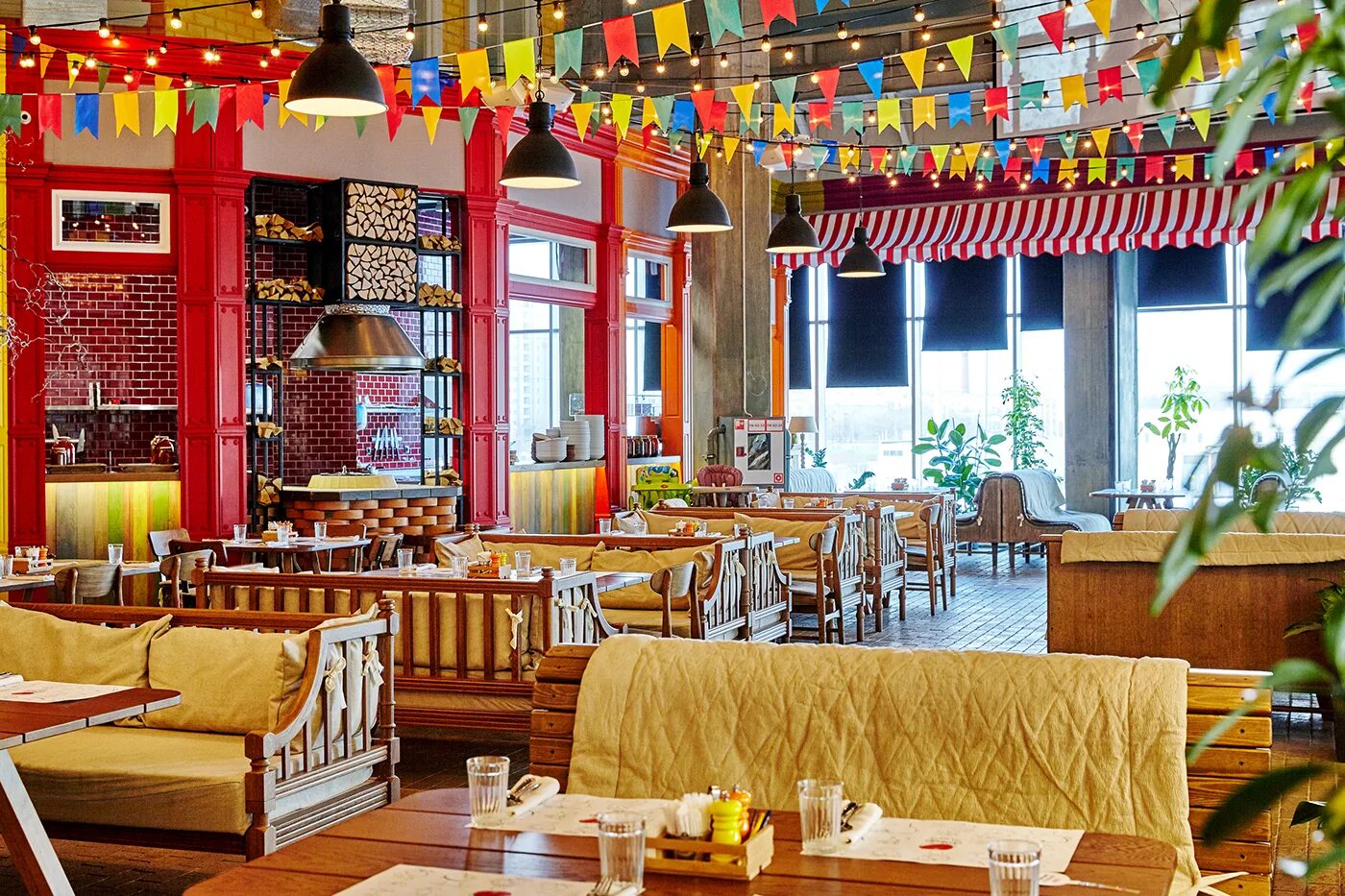 Ресторан двор помидор космонавтов 14. Двор помидор ресторан спб. Гинза двор помидор. Двор помидор ресторан спб радуга. Двор помидор спб.