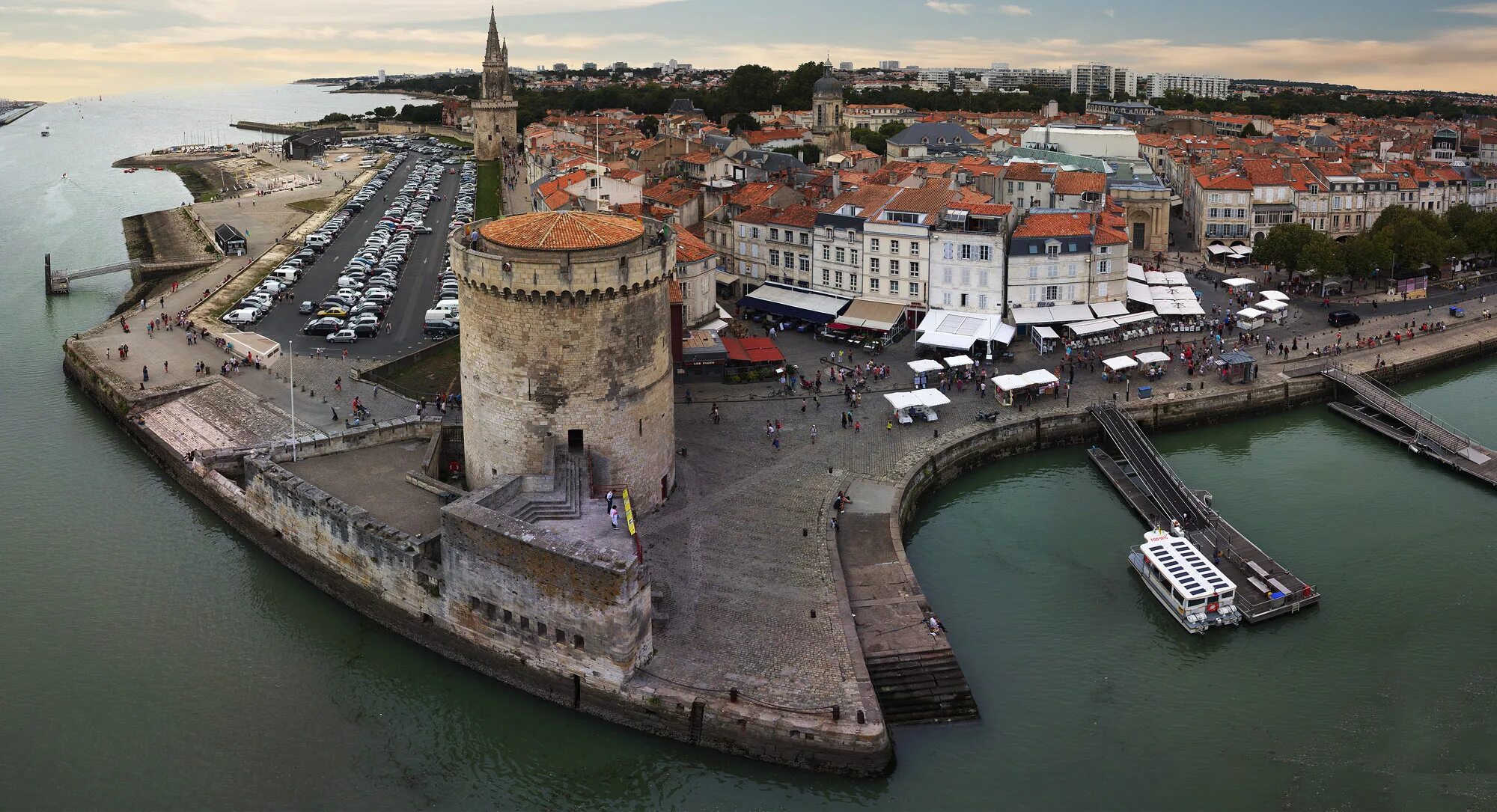 La rochelle. Ля Рошель город во Франции. Порт ля Рошель. Ля Рошель крепость. Ля-Рошель Франция крепость.