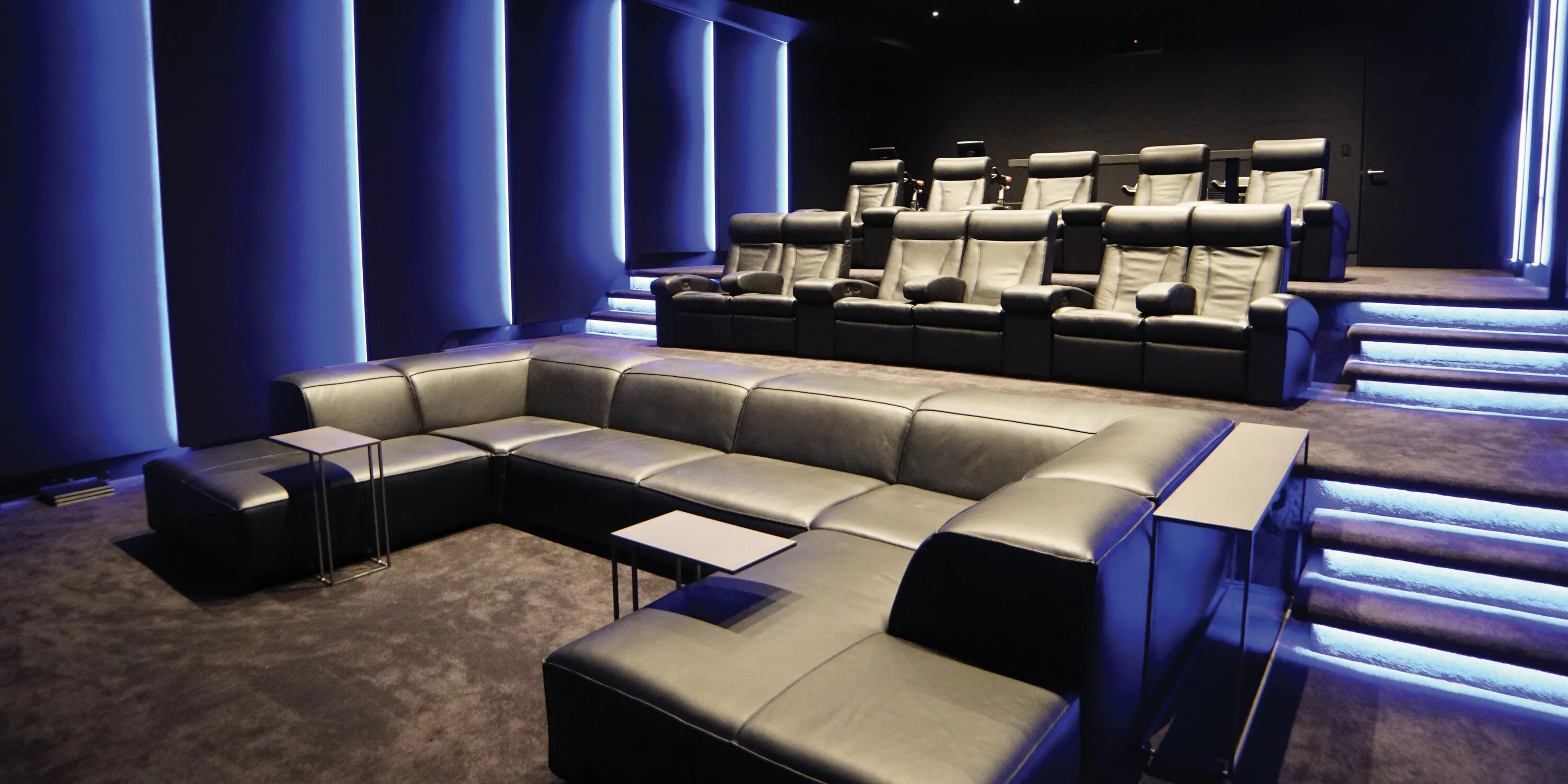 Cineak Luxury Seating. Кинотеатр. Кинотеатр с диванами. Домашний кинотеатр. Домашний кинотеатр спб