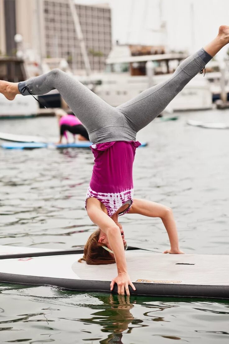 Стоять на голове. Sup йога. Стойка на голове. Стойка на голове в йоге. Split legs