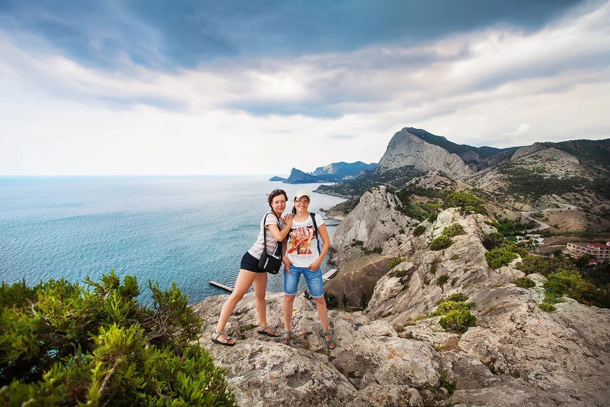 Отдых в крыму стоит ли ехать. Красивые места Крыма на машине летом. Новый свет Крым семейная фотосессия. Оригинальные Свадебные фотографии Судак новый свет. Куда можно поехать в Крыму.