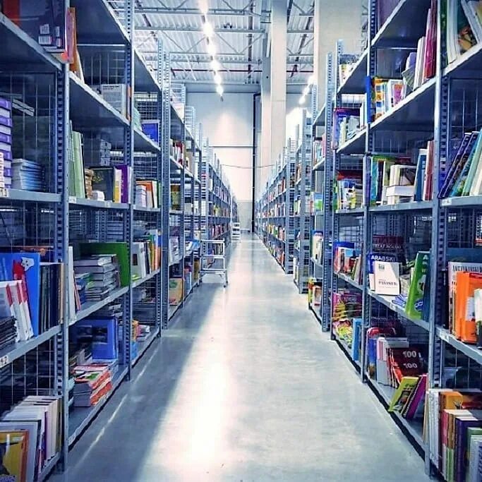 Книжный склад в москве. Книжный склад. Московские книжные склады. Книжный склад в москве. Склад книжного магазина.