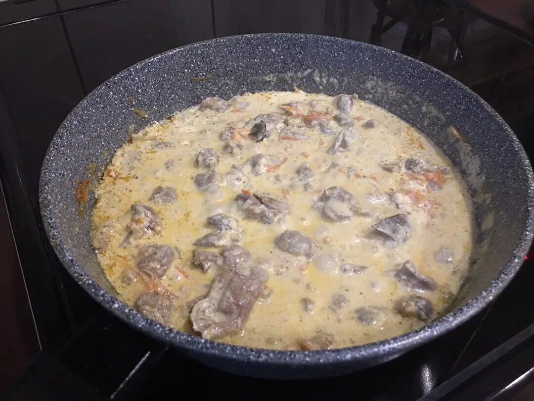 Желудки куриные в сметане с морковью. Желудочки в сливочном соусе. желудки в сметанном соусе. куриные желудочки в сливочном соусе. куриные желудочки в сливках.