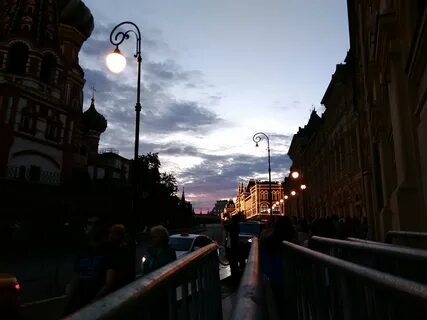Прибывать вечером в город