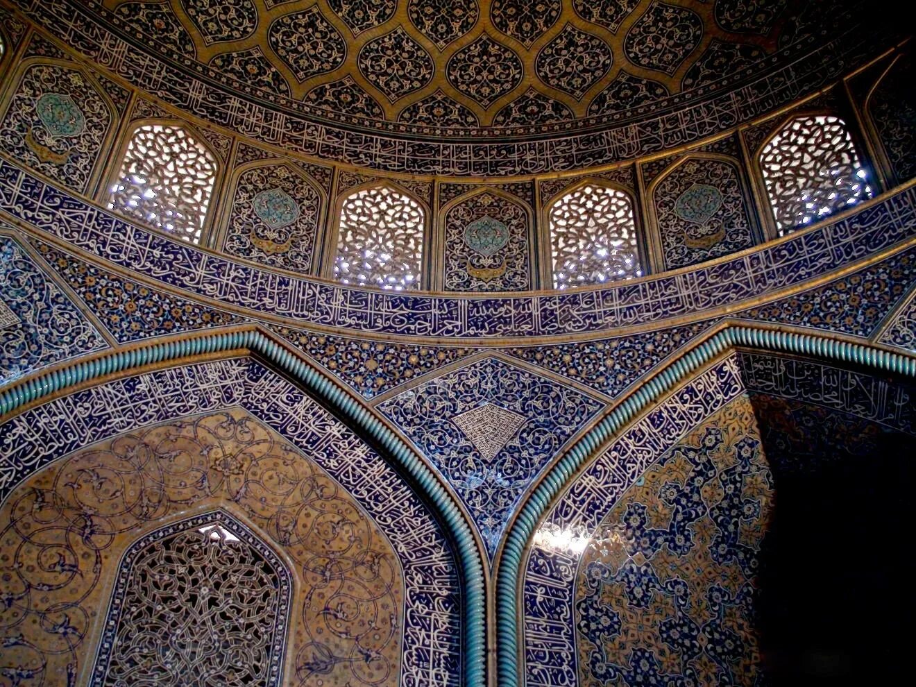 Мечеть с куполом в исфахане (иран). Мечеть сейед, исфахан, иран,. Голубая мечеть внутри арабески. Персия голубая мечеть. Арабская архитектура михраб вектор.