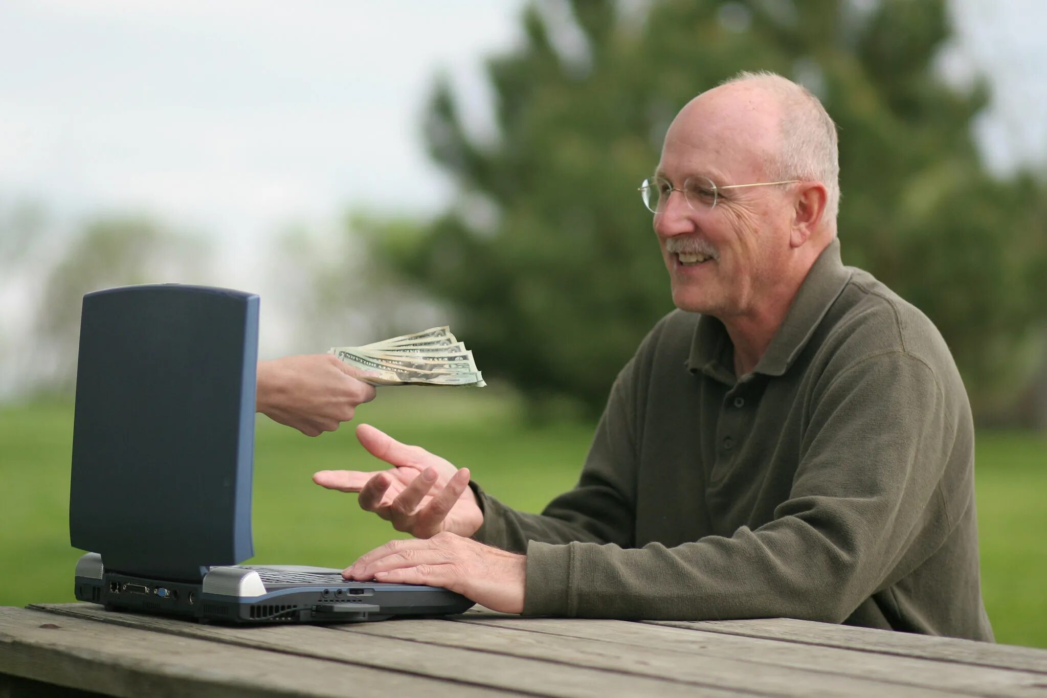 Новое работа для пенсионера. Пенсионеры с ноутбуком. Пенсионеры в интернете. Пенсионер за компьютером. Старики в интернете.