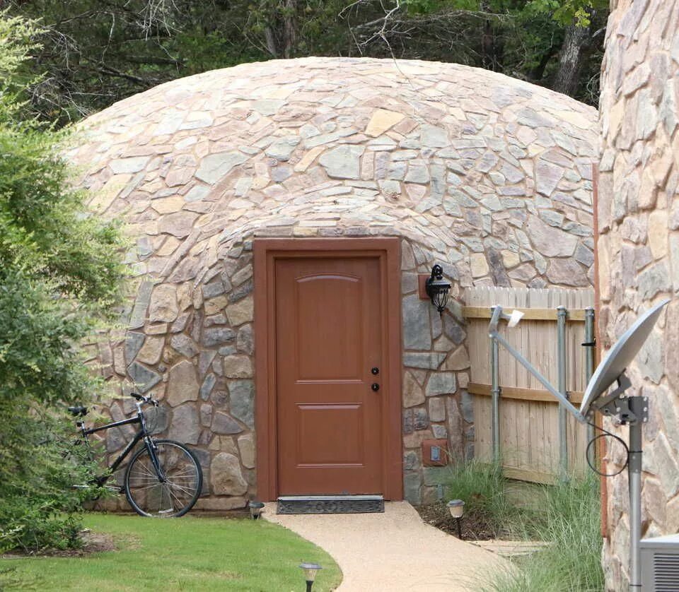 Monolithic Dome House-. Круглый каменный дом. Каменные круглые домики. Круглый дом из камня. Home round