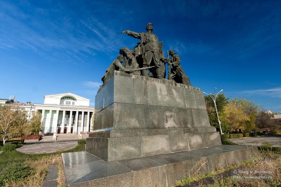 Волгоград памятники великой отечественной. Волгоград памятник оборона Царицына. Памятник героям обороны красного Царицына Волгоград. Памятники гражданской войны в Волгограде. Памятники Красноармейского района Волгограда.