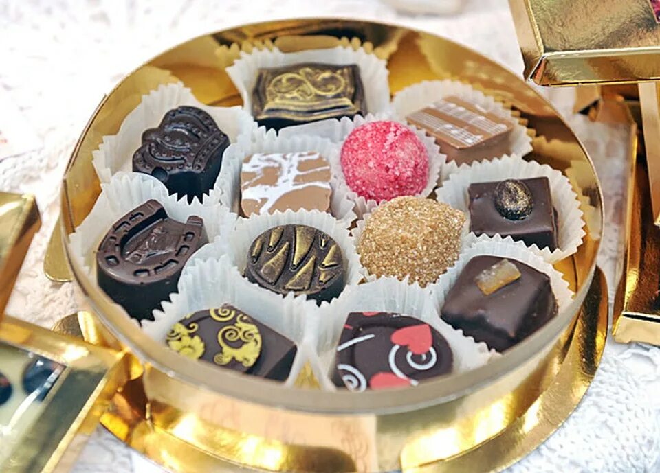 Подарочные коробки со сладостями. Сладости 18. 18 февраля сладости. Проект на тему праздник вкусняшек исследование. Конфеты разноцветные.