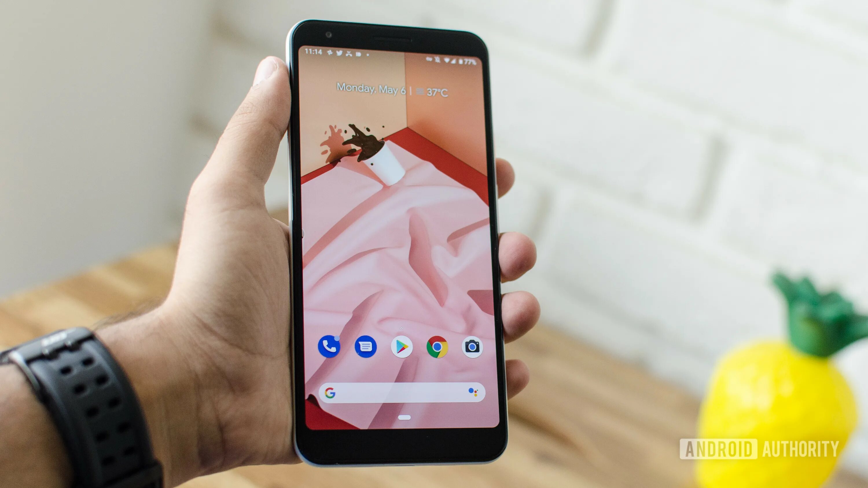 Android 6 pro. Google pixel 3 в руке. google pixel 3 pro. google pixel 6 pro в руке. pixel xl в руке.