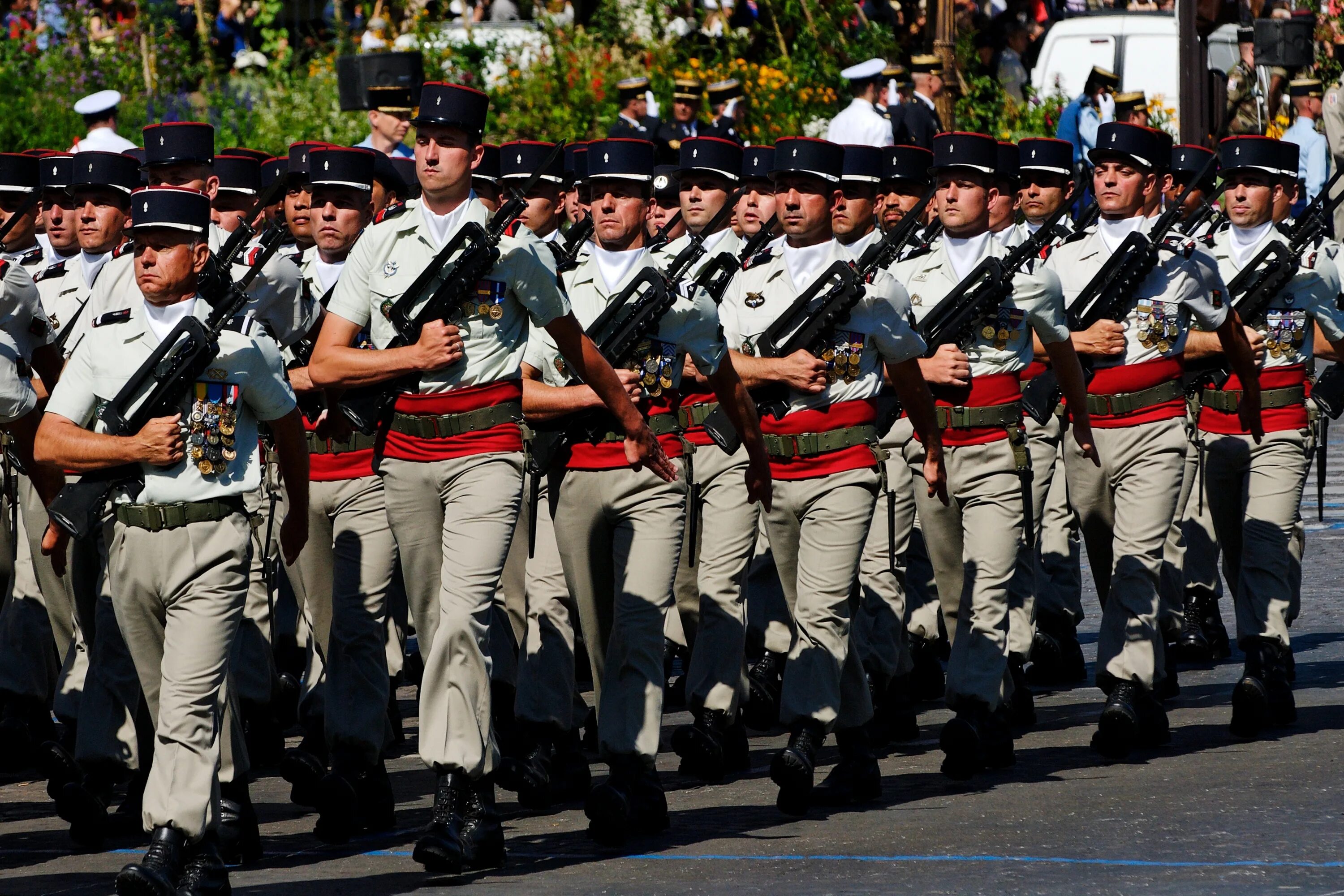 Военный парад в Германии. Парад французской армии. Военнослужащие Италии. Французская Военная форма. Французские войска в одессе