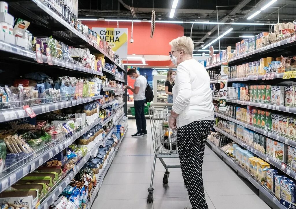 Еда в магазине. Магазин продовольственных товаров. Продукты первой необходимости. Люди в продуктовом магазине. Дисконт магазин как алди.