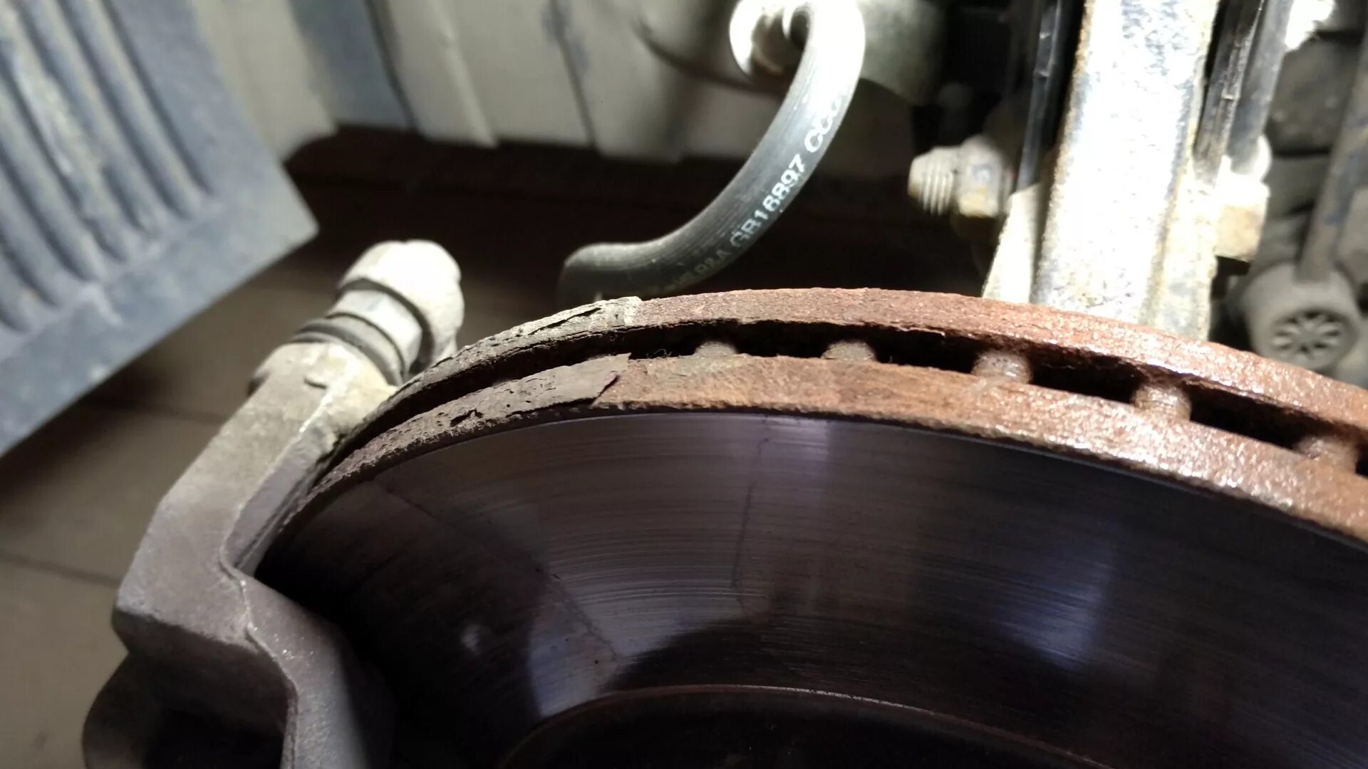 Сожрало зубья маховика ауди 80. Звук скрипа. Скрежет при работе двигателя. Скрежет при работе двигателя. Звук спускающегося колеса.