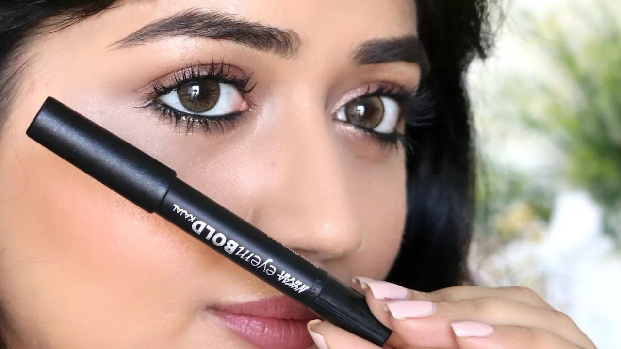 Kajal eyeliner. Каджал карандаш. Кохль кайал. Кайал для глаз. Каджал подводка.